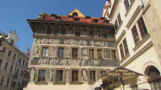 黒い壁に白い人物像