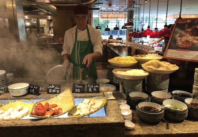 朝食はメザニンで　土曜日の昼はランチビュフェも