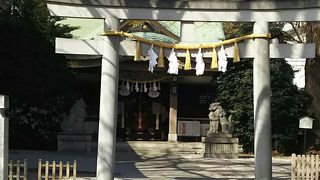 都電荒川線の線路沿いにある神社