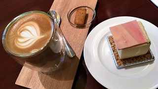 ケーキは美味しい