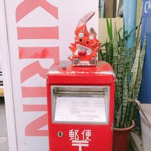 隣にはかわいいポストがあります