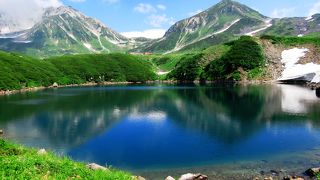 立山連峰を背景にした神秘的な青い池