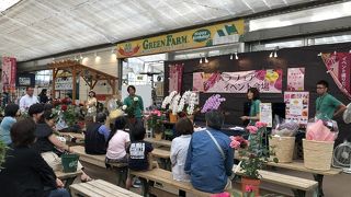 お花の即売会をしていました