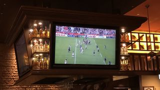 スポーツ観戦しながらステーキ