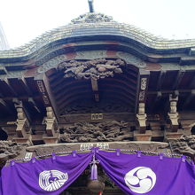 彫刻が施されている