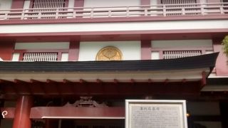 赤と白の壁が華やかな立派な高い建築物が必見