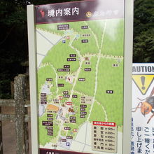 境内の案内です。本殿は意外と手前に、奥参道は森の中です。