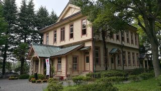 明治の洋館と茅葺の田山花袋の旧宅