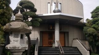 建物自体はモダンなタイル張り