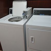 洗濯機と乾燥機各$10
