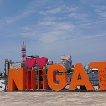 what's NiiGATAモニュメントは萬代橋のすぐ近く