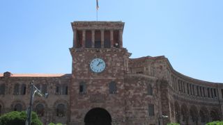 時計が印象に残る建物でした