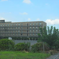 裏通りからの外観。