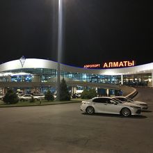 深夜のアルマティ国際空港