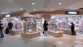 空港ターミナルの書店