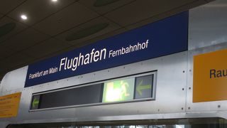 空港ターミナルから少し歩きます