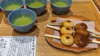 仙巌園の名物ぢゃんぼ餅。2本の串がささった一口大のお餅で、柔らかく美味しい！