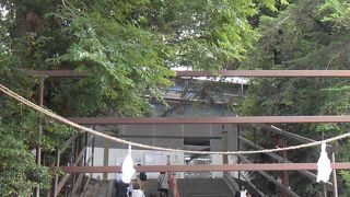 吉備津神社、入口階段を上ると、北随神門。屋根張替え工事中でした。