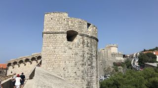 ドブロブニク城壁巡りのハイライト？一番高いところにある大きな要塞