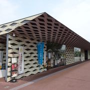 落ち着いた雰囲気の駅前広場 （ちょっ蔵広場）