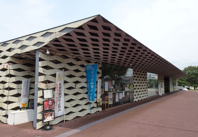 落ち着いた雰囲気の駅前広場 （ちょっ蔵広場）