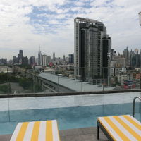 屋上のプールからの眺め