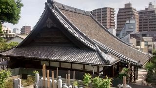 たいへん大きな瓦屋根が目立つきれいな日本的伝統の建造物