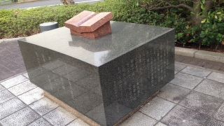 分厚い本を開いた様なデザイン