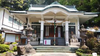 海岸沿いにある海の神社