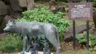 オオカミによって授乳されている2人の赤ん坊の姿がたいへん生き生きと表現