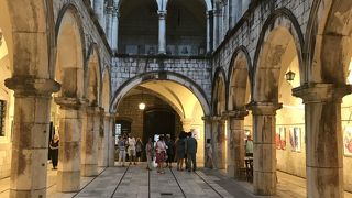 大地震も乗り越えた旧市街で最も古くからある建物