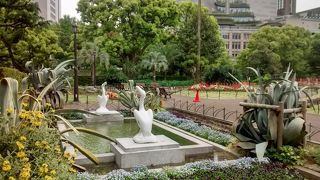 ペリカンの口から少しづつ出ている水が涼しさを誘ってくれたいへん美しい