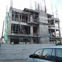 道路側に増築工事が始まってます。