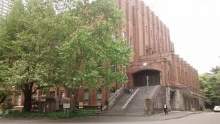 公園の南側で一番目立つ建物