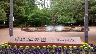 かもめの大きな金属製オブジェが噴水の中心にあって水を吹いています