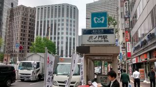駅を出ると直ぐ日本の超高層ビルの先駆けの霞が関ビルがあります。