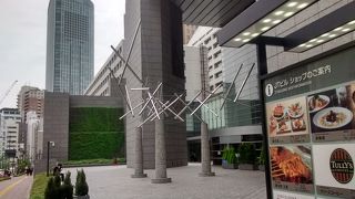 建築様式は一見の価値ありで、遠くからでもたいへん目立ちます