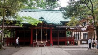 本殿の建物は、鮮やかな赤い色がたいへんきれい