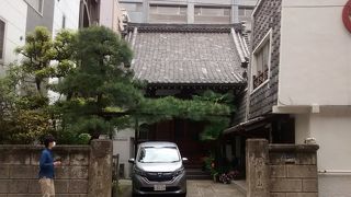 立派な瓦屋根の伝統的な日本建築