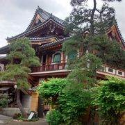 建物のたいへん豪華な日本建築様式を絶対見逃せません。