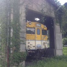 車庫に展示されているディーゼルカー