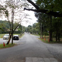 総門横から旧参道です。