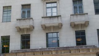 花崗岩で出来た旧商工奨励館であった横浜情報文化センター