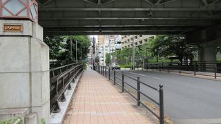 たもとには桜が植えられています