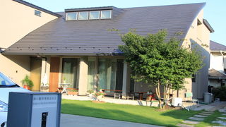 建物の前の芝生が青々として綺麗でした