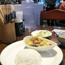 一階の　Siam BBQ の店内