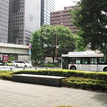 ビルの前に向かう　無料シャトルバス