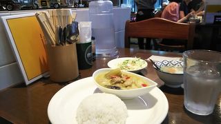 ビジネスタワービル　下のフロアーにはレストランがいっぱい