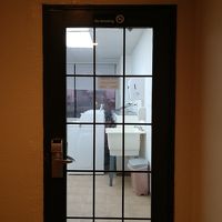 ロビー階に洗濯機、乾燥機各４台。各＄2。6：００～24：00