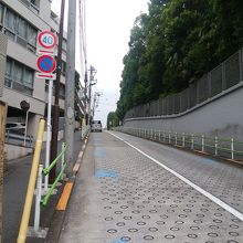 急な坂なので滑り止めの丸があります